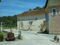 < 포도주 공장 >